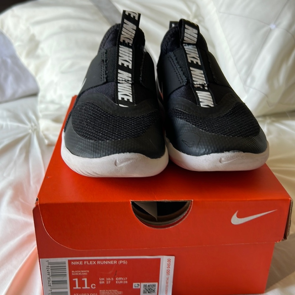 Boys Nike shoes size 11c nike flex runners.